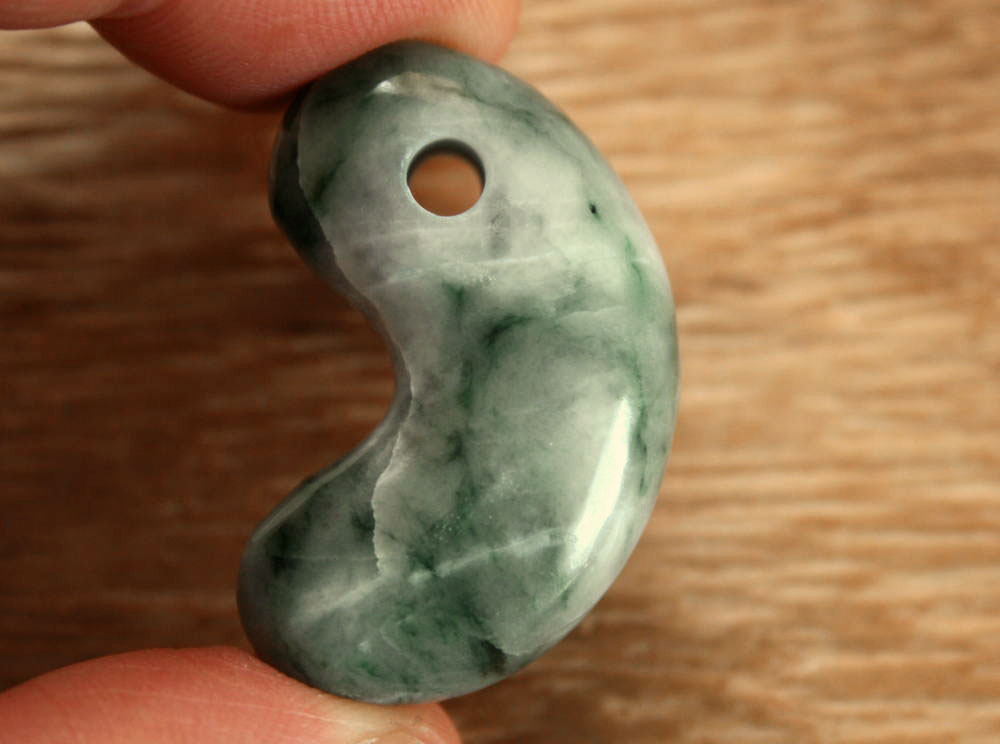 楽天市場】糸魚川翡翠勾玉 M08714 翠石 作 35mm*21mm*10.5mm 糸魚川