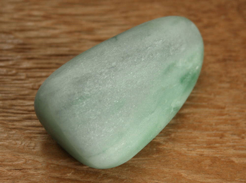 楽天市場】糸魚川翡翠磨き石 陽春 作 G00979 55mm*31mm*20mm 糸魚川
