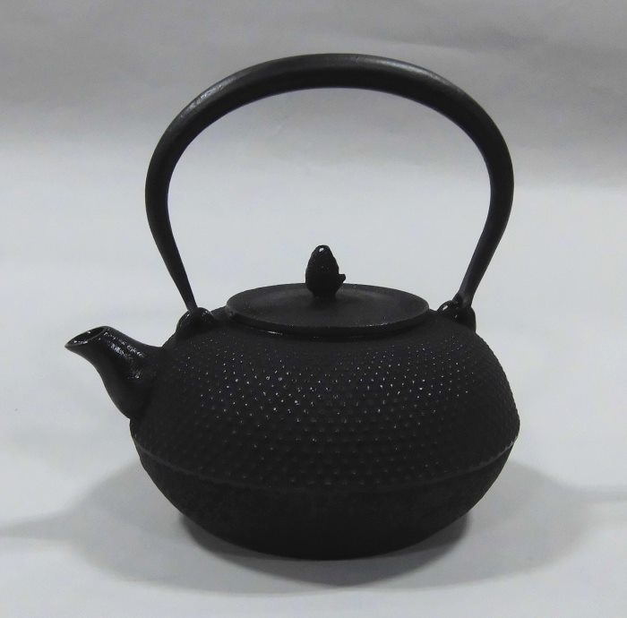 楽天市場】岩鋳 鉄瓶 9型 平丸アラレ 1.1lの通販