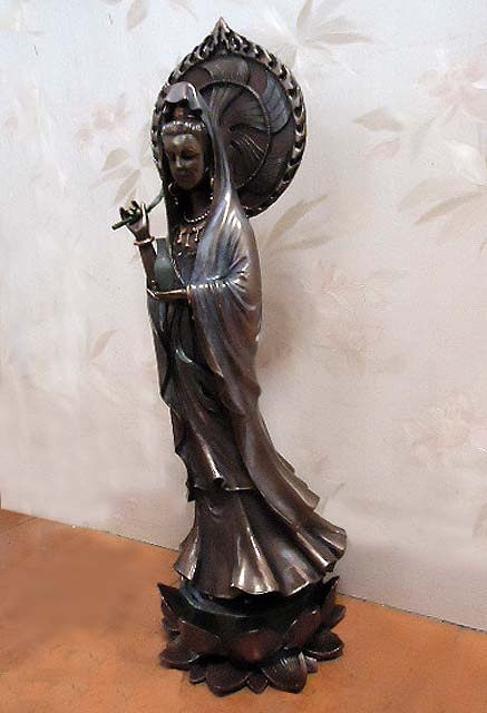 楽天市場】蓮華台の上に立つ観音菩薩像-ブロンズ風 彫像 慈悲と慈愛の