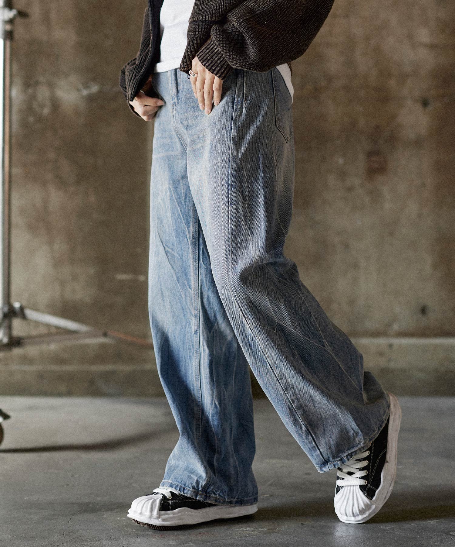 THE CASUAL｜ユーズド加工ウォッシュドストレートデニム | Rakuten