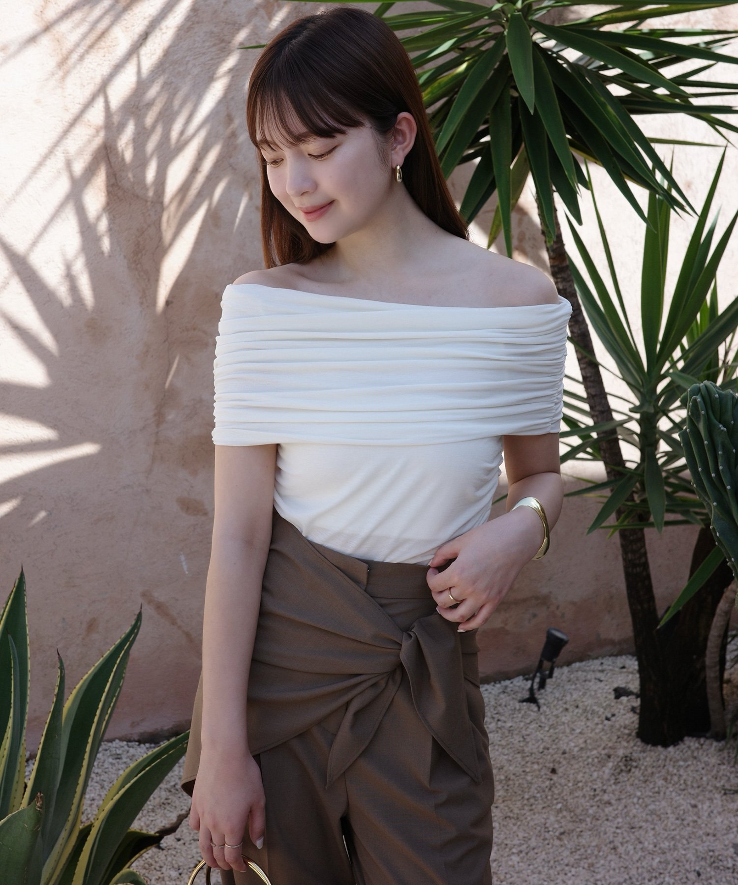 anuans｜シアーオフショルギャザーカットトップス | Rakuten Fashion