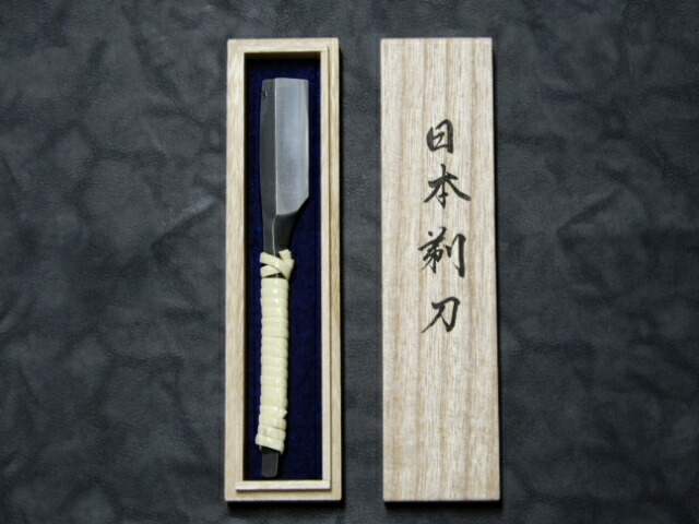 楽天市場】カミソリ 日本剃刀 冨田滋作青紙二鋼 藤巻柄桐箱入 : ZATU