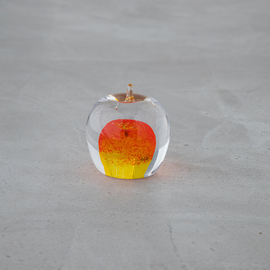 ガラス専門店｜築館礼野｜ペーパーウェイト／赤りんご（小） – TSUCHI