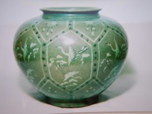 高麗青磁象嵌亀甲雲鶴菊花文壺（12世紀） – 津木美術コレクション