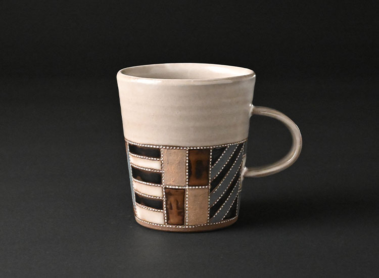 明石庄作_刷毛目花文皿｜黒のつかもと｜｜益子焼つかもと｜益子焼最大