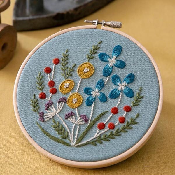 マカベアリスさんの刺しゅうキット 野の花の刺繍フレーム ライトブルー
