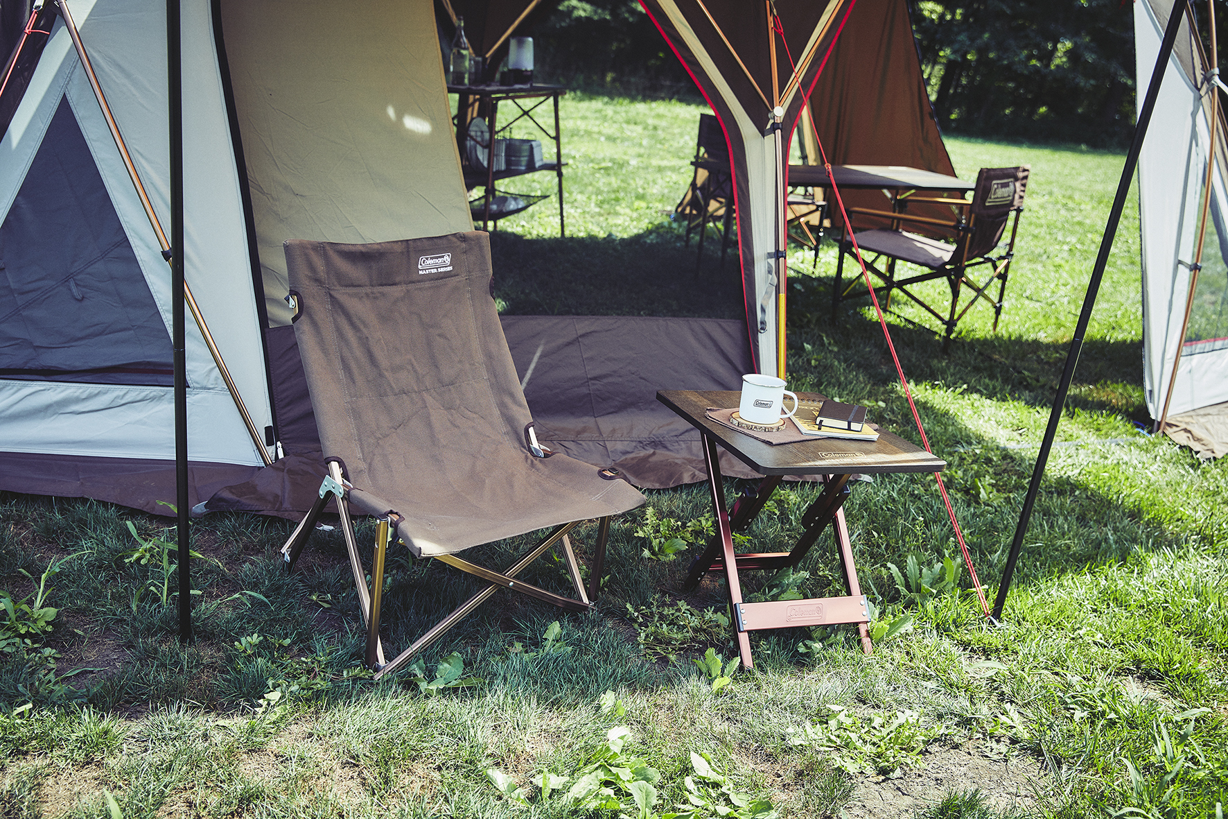 コールマン、最上位モデルの新作発売。マルチシェルフ/ローチェア/自動