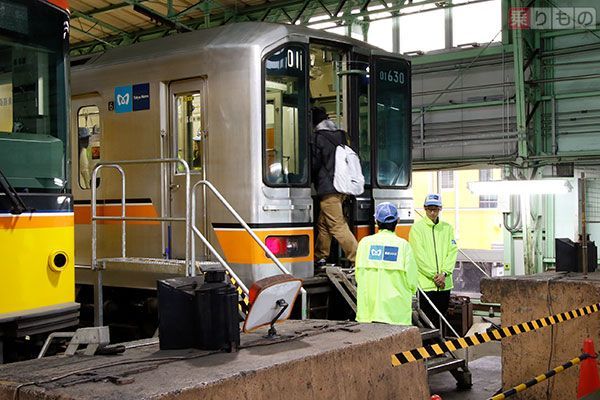 銀色の銀座線」01系ラストラン密着リポート 地下鉄の踏切、途中から