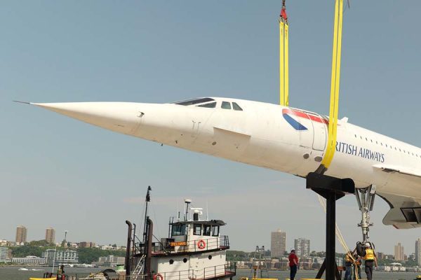 激珍景！ 伝説の超音速旅客機「コンコルド」が川を航行…なぜ？ 往年