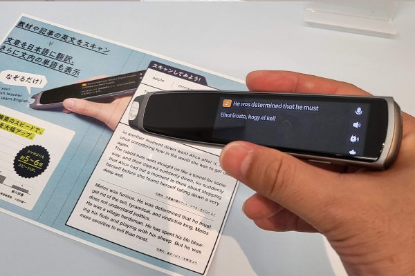 海外旅行の強い味方！ なぞるだけ翻訳!? まるで秘密道具な翻訳機と電子