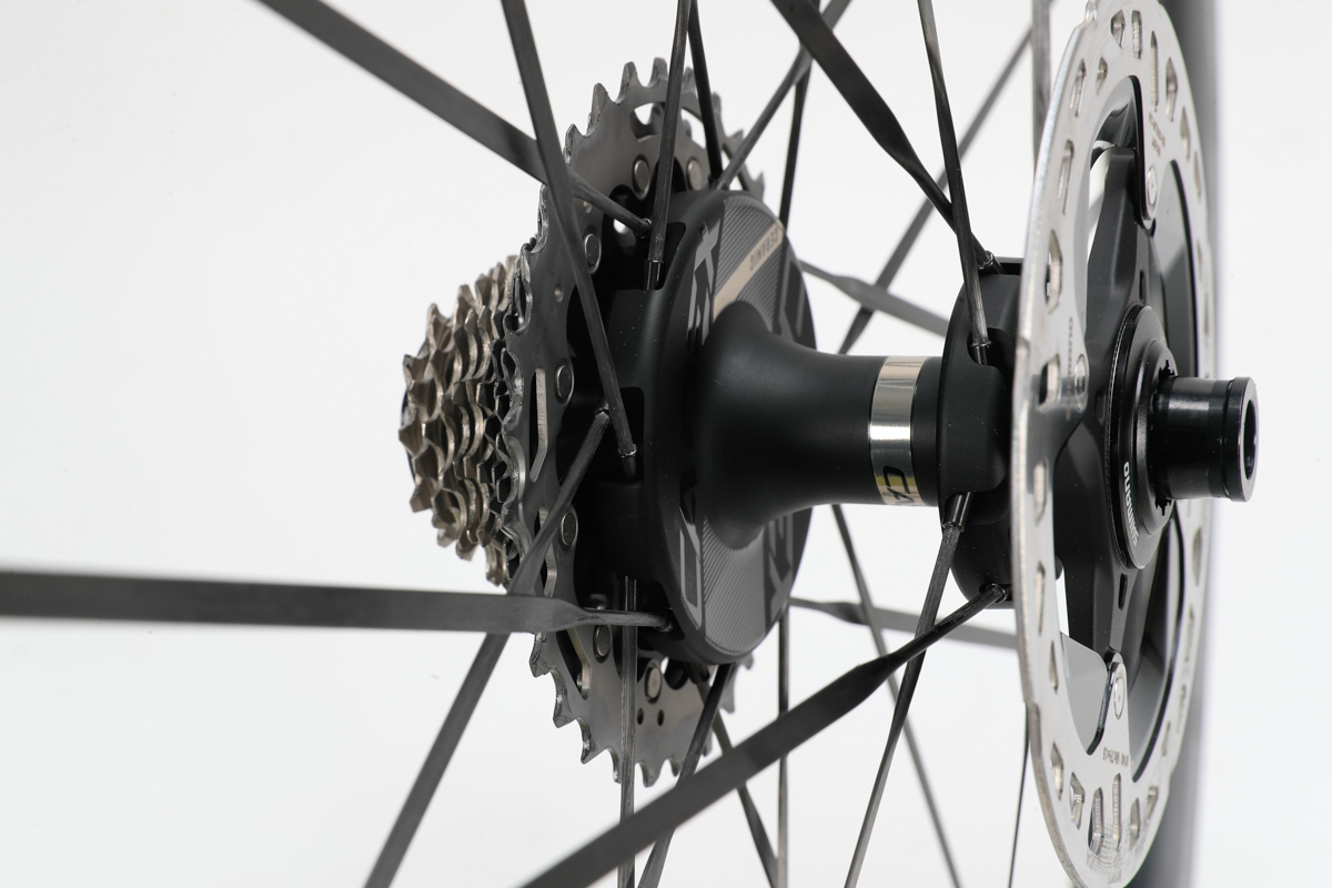 今、巷で噂の CADEX 50 Ultra Disc Tubelessホイール入荷しました