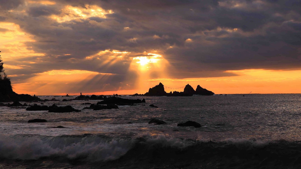 神聖な御来光と豊かな自然が織りなす三ツ石海岸 - treasures of Japan