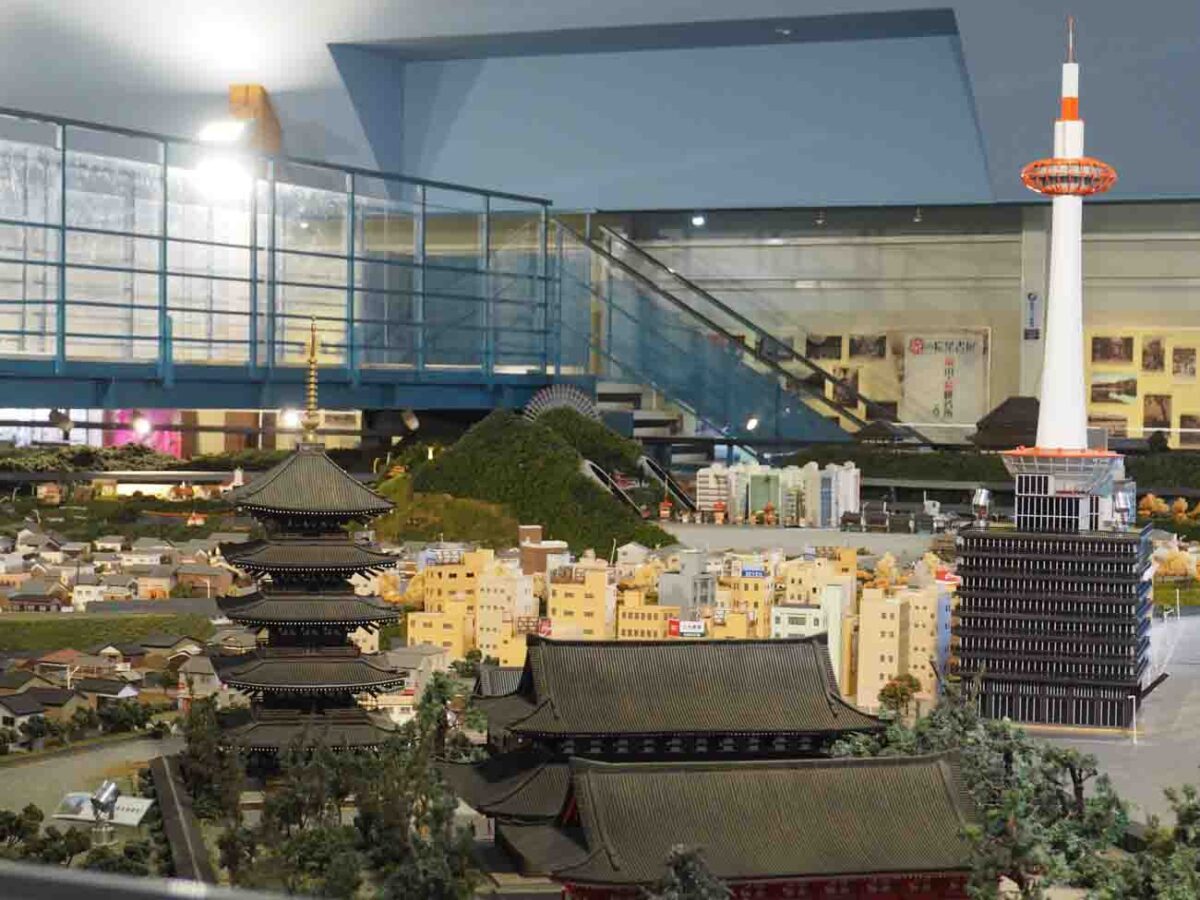 で、でかすぎる。京都の街をミニチュアで再現した巨大「鉄道ジオラマ