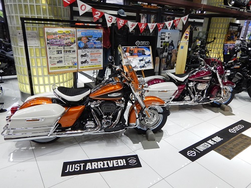 エレクトラグライド ハイウェイキング「FLHFB] マゼンタ＆オレンジが