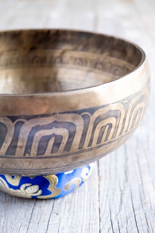 ヨガや瞑想に。仏教由来のデザインの刻印が刻まれた、100%ハンドメイド