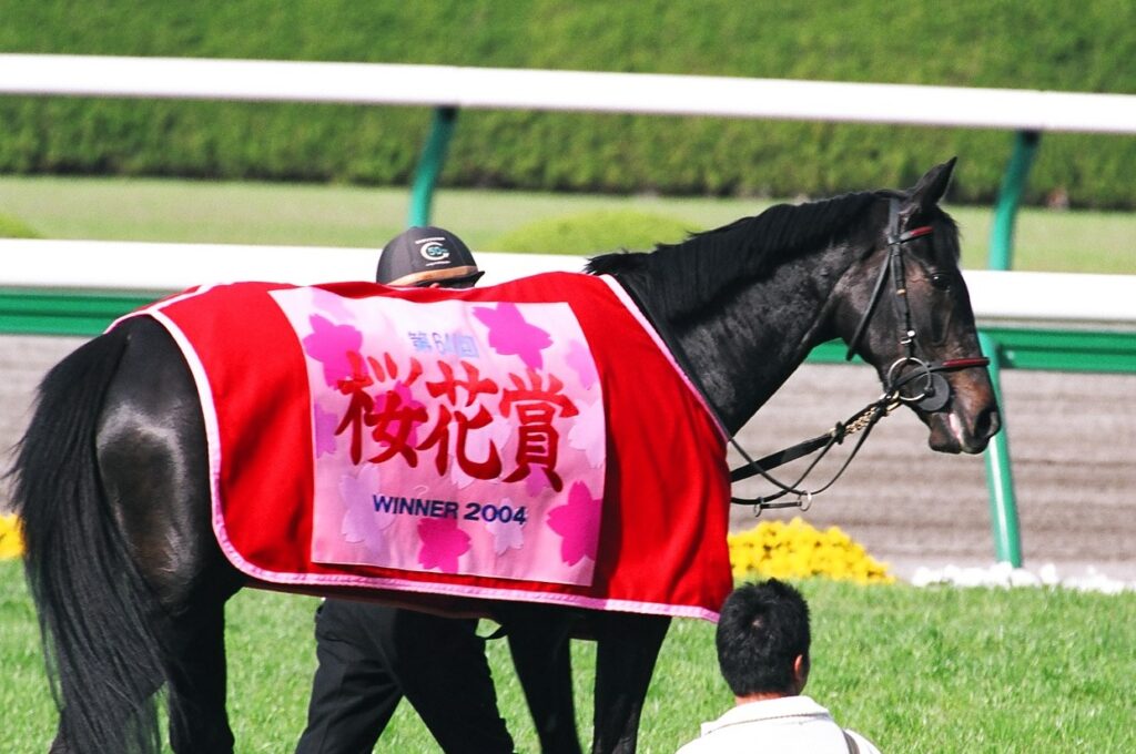 満開の桜のもとで開催された2004年・桜花賞。名門が送り出した良血牝馬