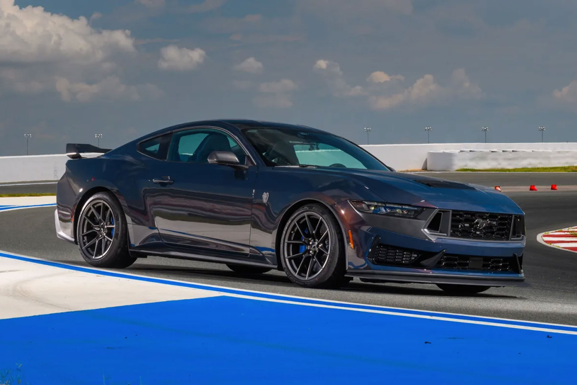 2024 フォード マスタング ダークホース VIN 001 | Uncrate