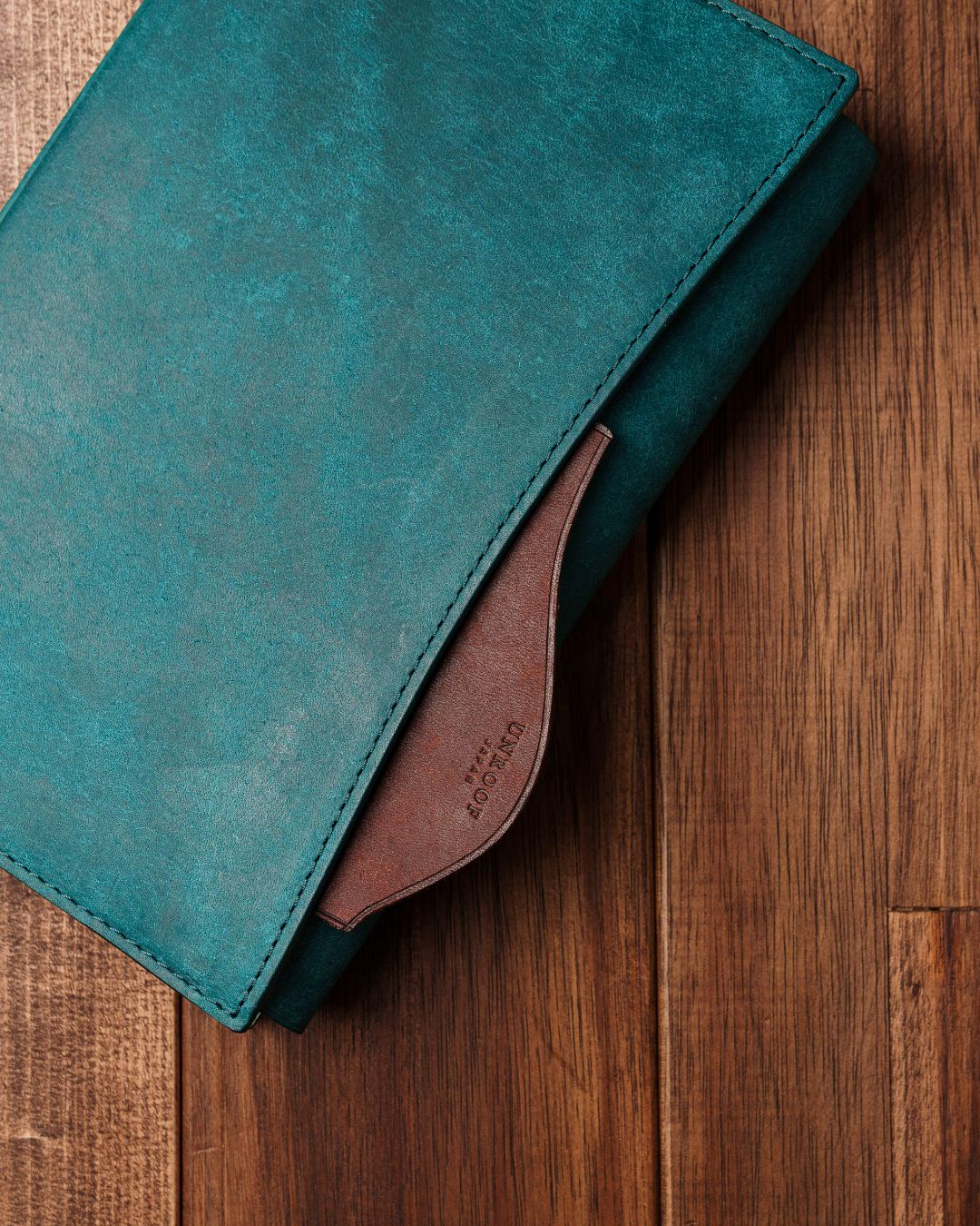 あらゆる本の厚みに対応できる」本革ブックカバー／Pueblo