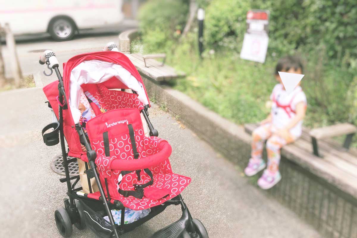 お出かけがグンと楽になる！コンパクトな二人乗りベビーカー「DUO