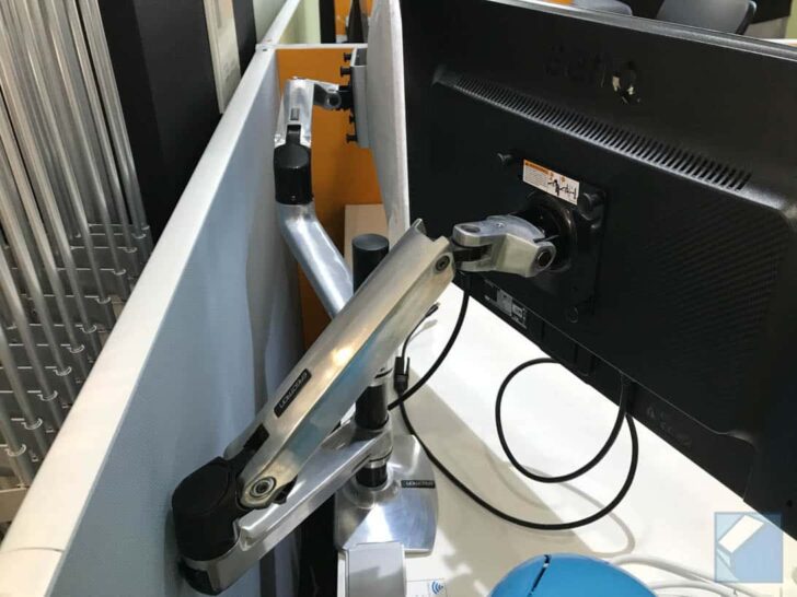 iMac VESAマウントアダプタ搭載モデルを、モニターアームに設置した