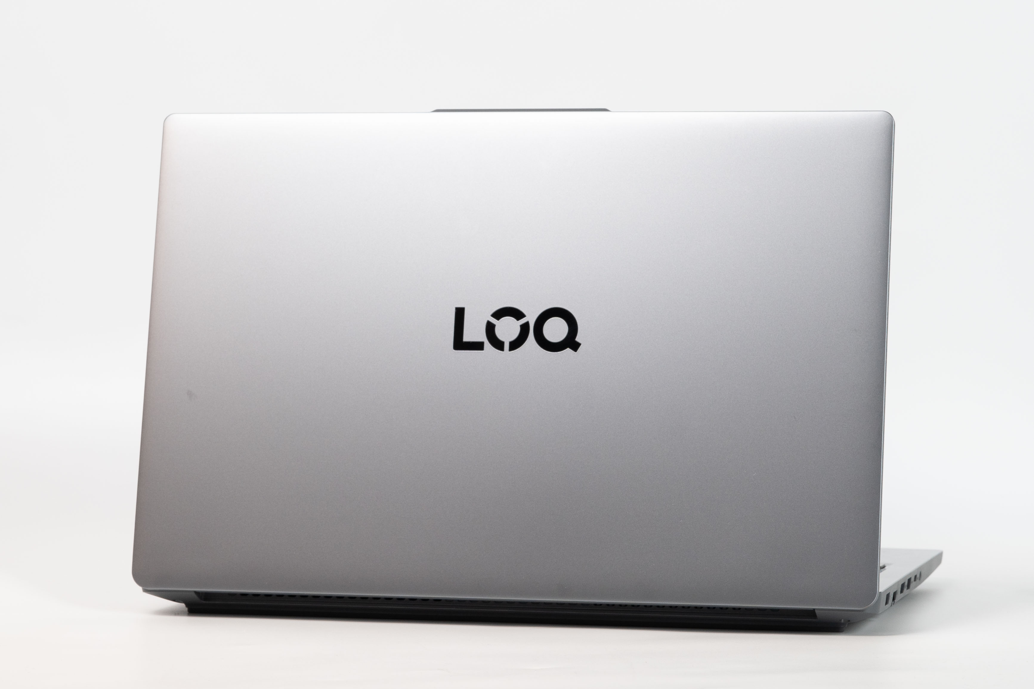 Lenovo LOQ Essential Gen 9レビュー 1.8kgで持ち運びも可能な