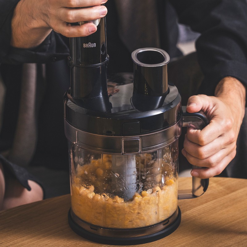 男の料理に1台8役！ ブラウンのハンドブレンダーは“おウチデート”の