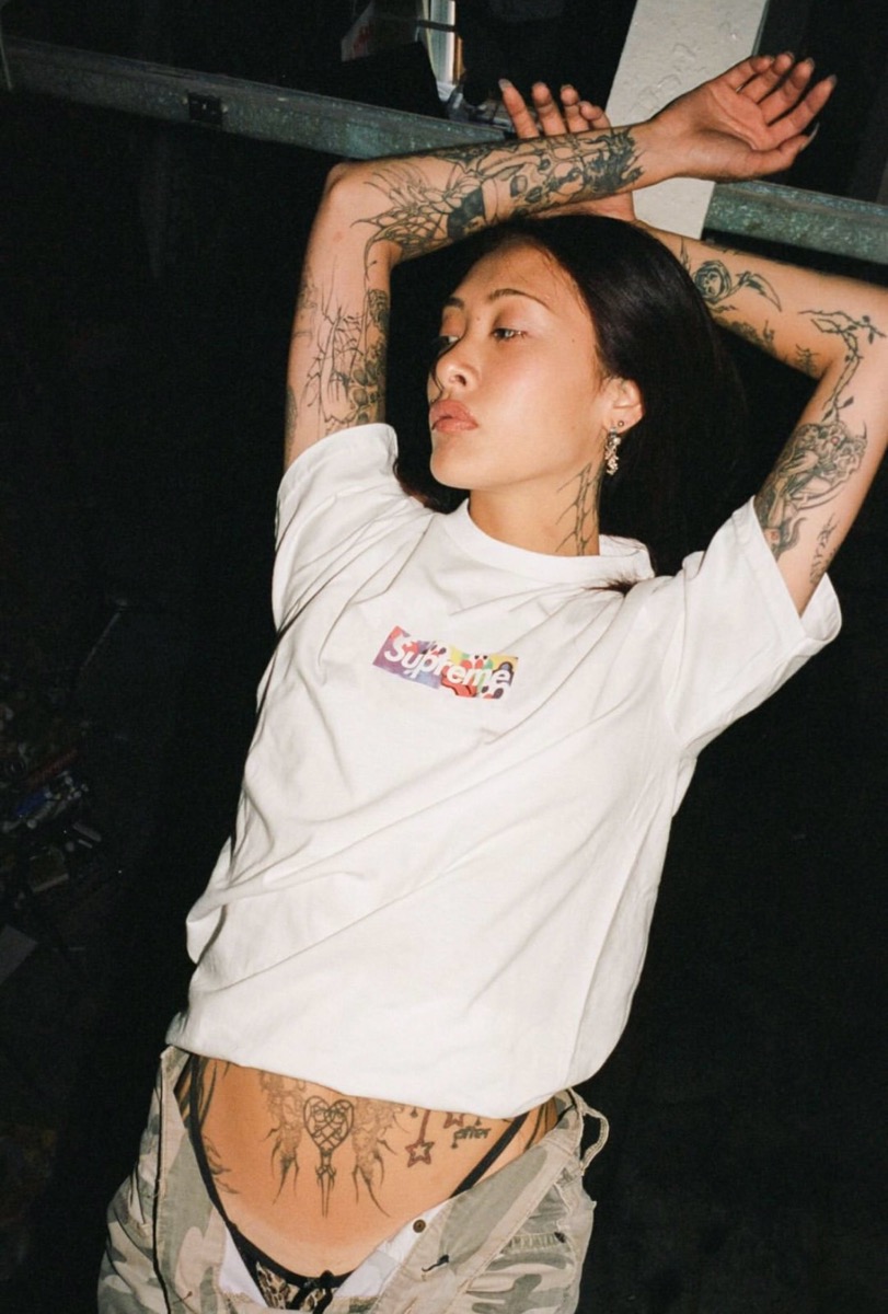 Olaolu Slawn がカスタムデザインしたSupreme Box Logo Teeが8月8日に
