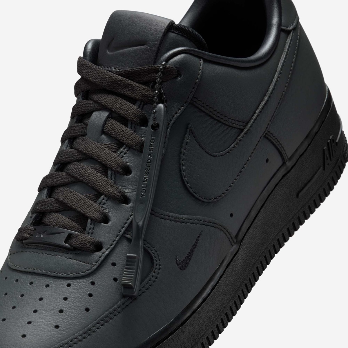 SWOOSH x Nike Air Force 1 Low “Triple Triple Black”が5月7日より