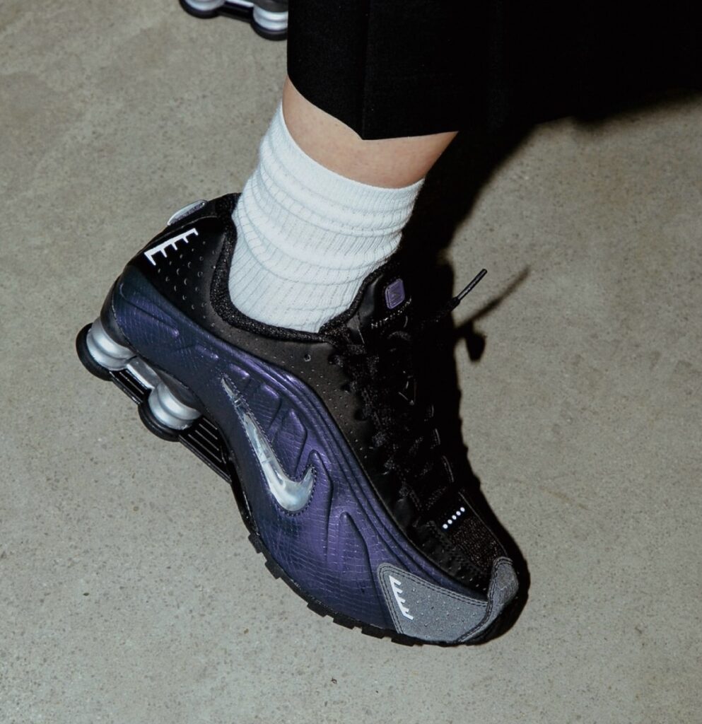 Nike Shox R4 “Black and Metallic Silver”が国内12月10日より発売