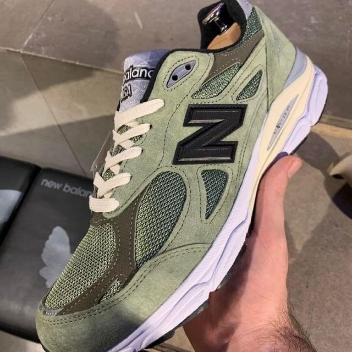 JJJJound × New Balance 990v3 “Olive”が国内3月4日／3月19日に発売