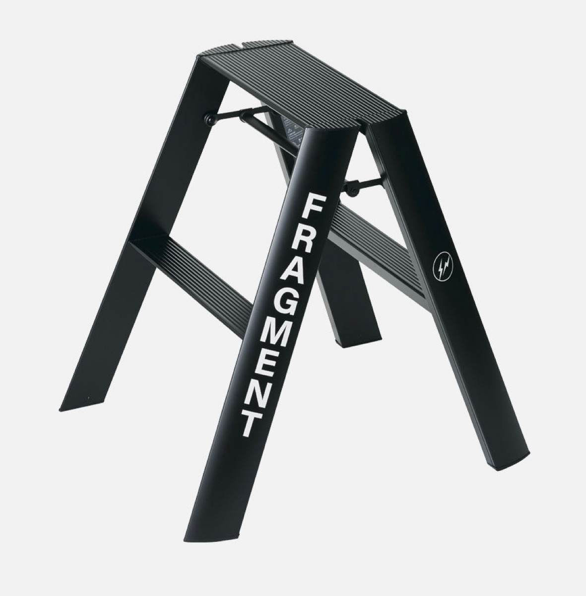 lucano × FRAGMENT コラボ脚立が国内12月9日より発売 | UP TO DATE