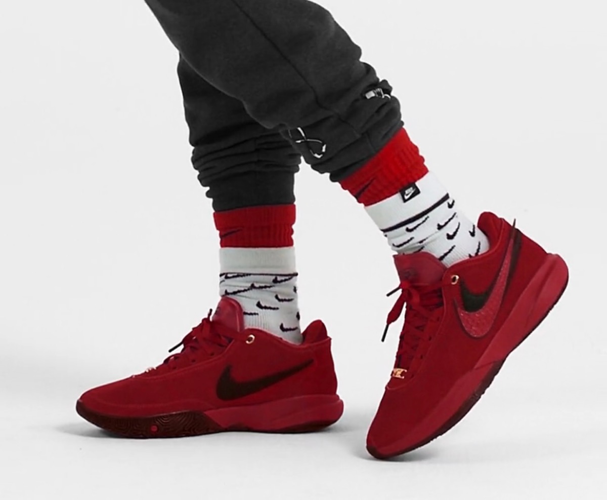 Nike LeBron 20 EP “Liverpool FC”が国内2月9日に発売予定 ［DV1190