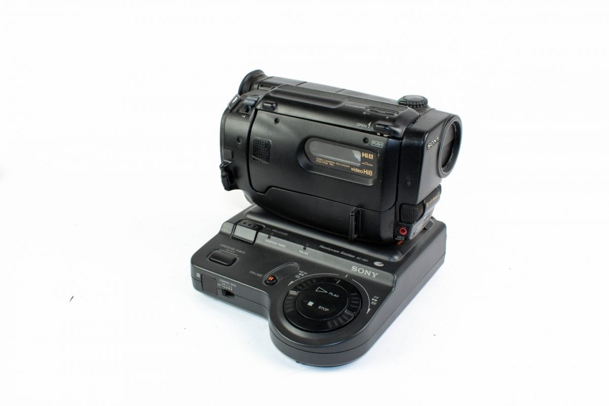 Sony CCD-TR3E (hi8) + Handycam Station AC-HS1 (used) – Van Eck