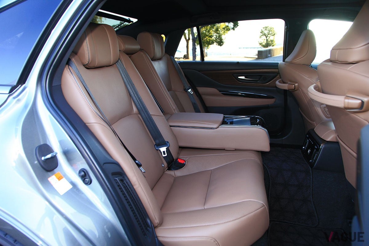 セダンの特等席”であるリアシートは快適？ トヨタ新型「クラウン