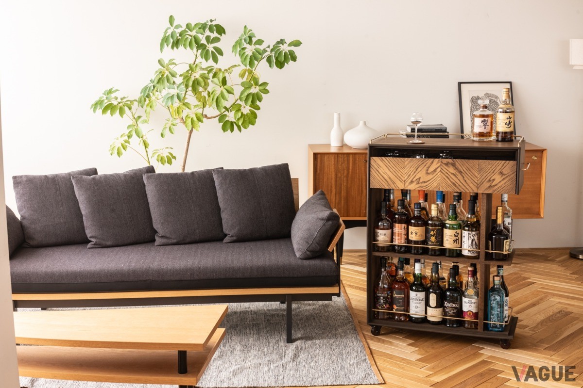 自宅に本格的なバー空間が誕生!? 40本以上のボトルを美しく飾ることが