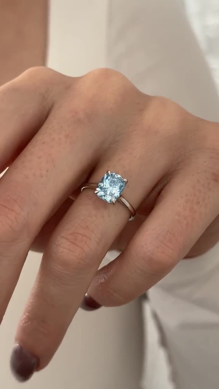 2カラットの細長いクッション型ブルーダイヤモンドソリティアリング