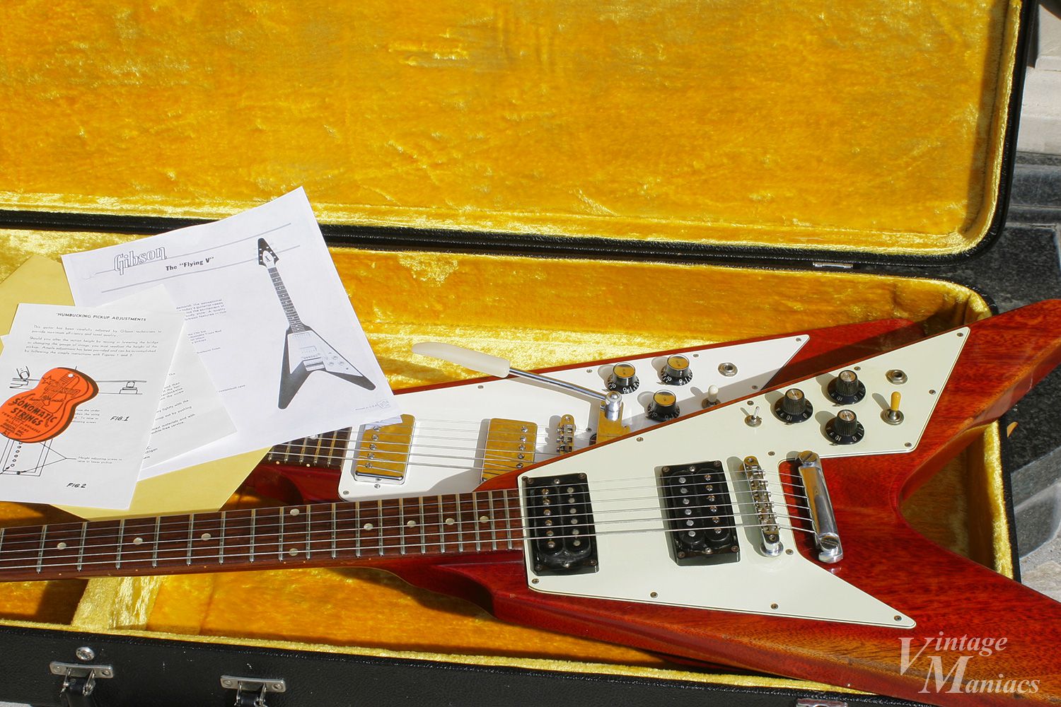 1974年のフライングVを改造してチェリー・メダリオンVを復刻 | Vintage