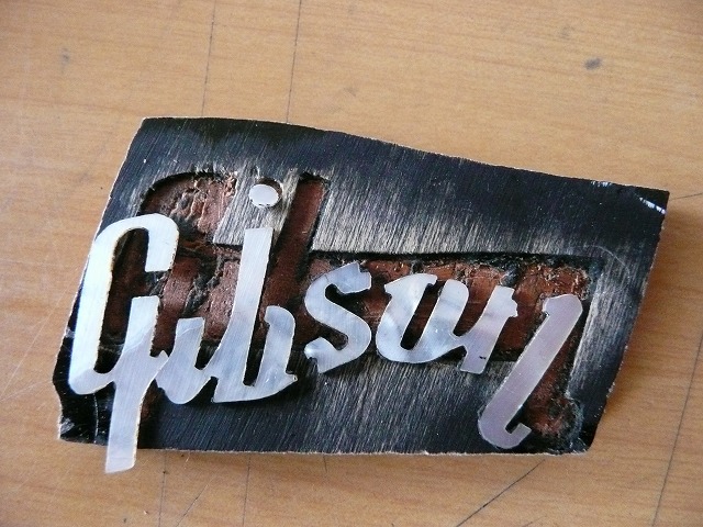 ヘッドストックに輝く白蝶貝のGibsonロゴ・インレイ | Vintage Maniacs