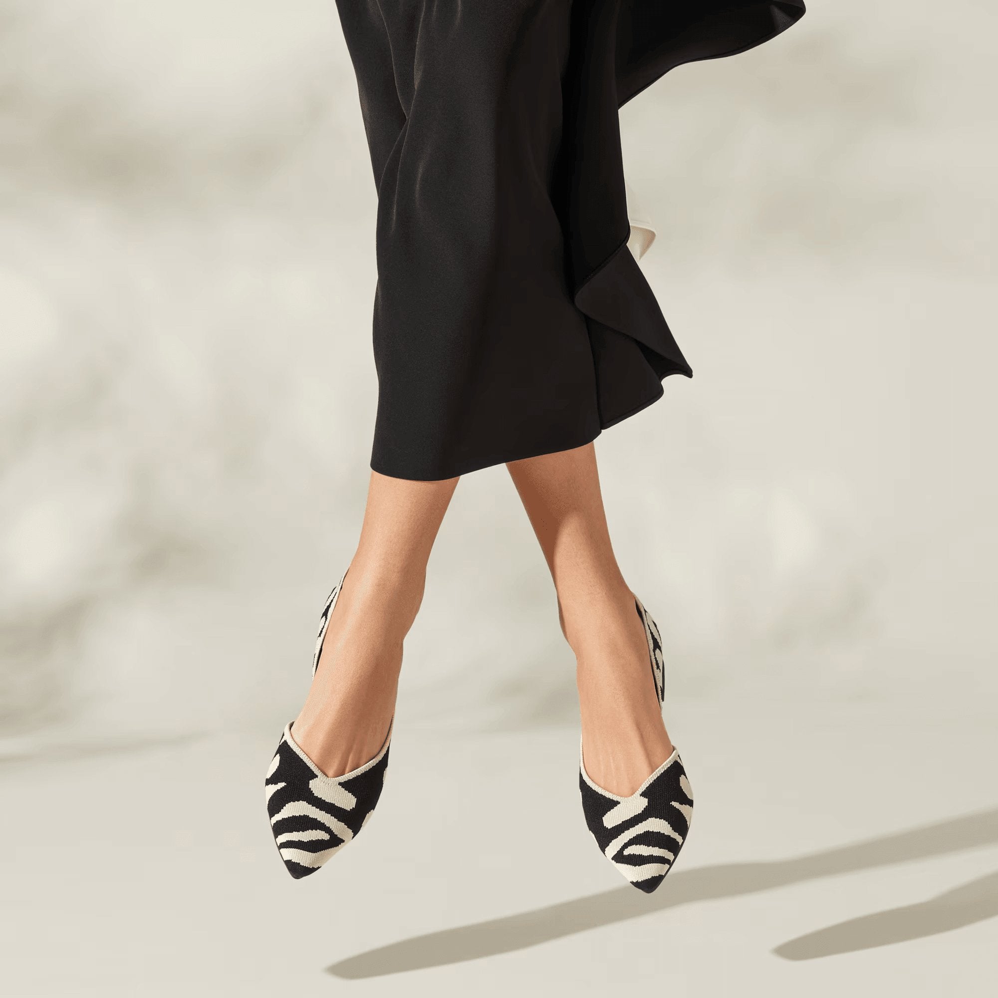 Melia 2.0] ポインテッドトゥ Vカット フラットシューズ – VIVAIA JAPAN