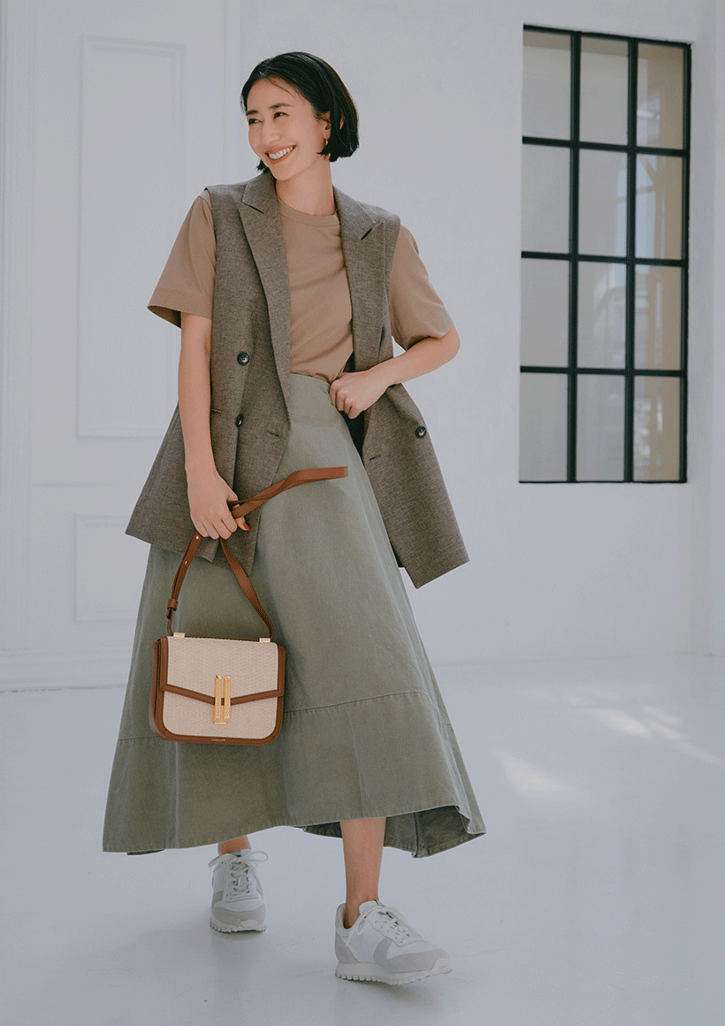 春から夏まで♡スニーカーからサンダルまでOK！辛口トップスと着る「甘