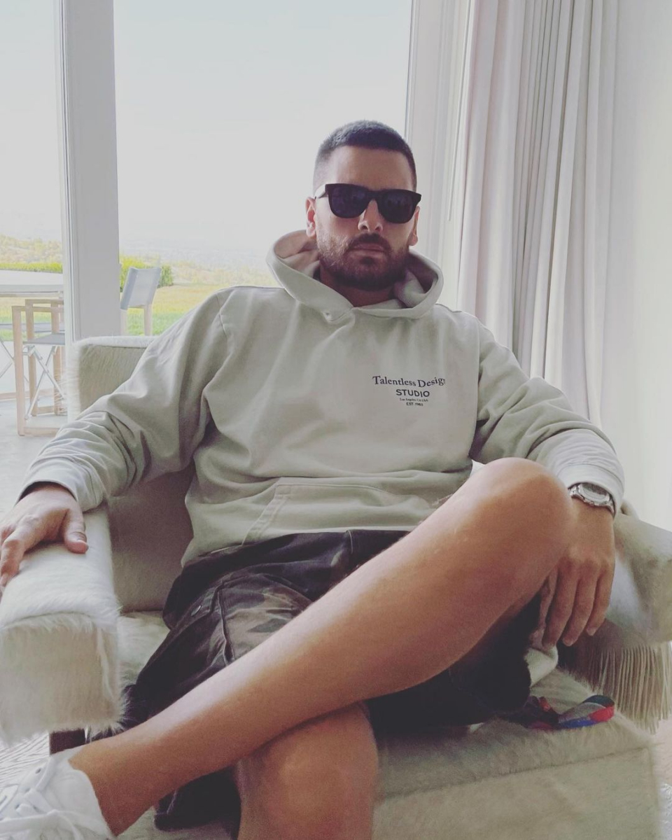 この女、正気か？」コートニー・カーダシアンの刺激的なキス写真を巡り