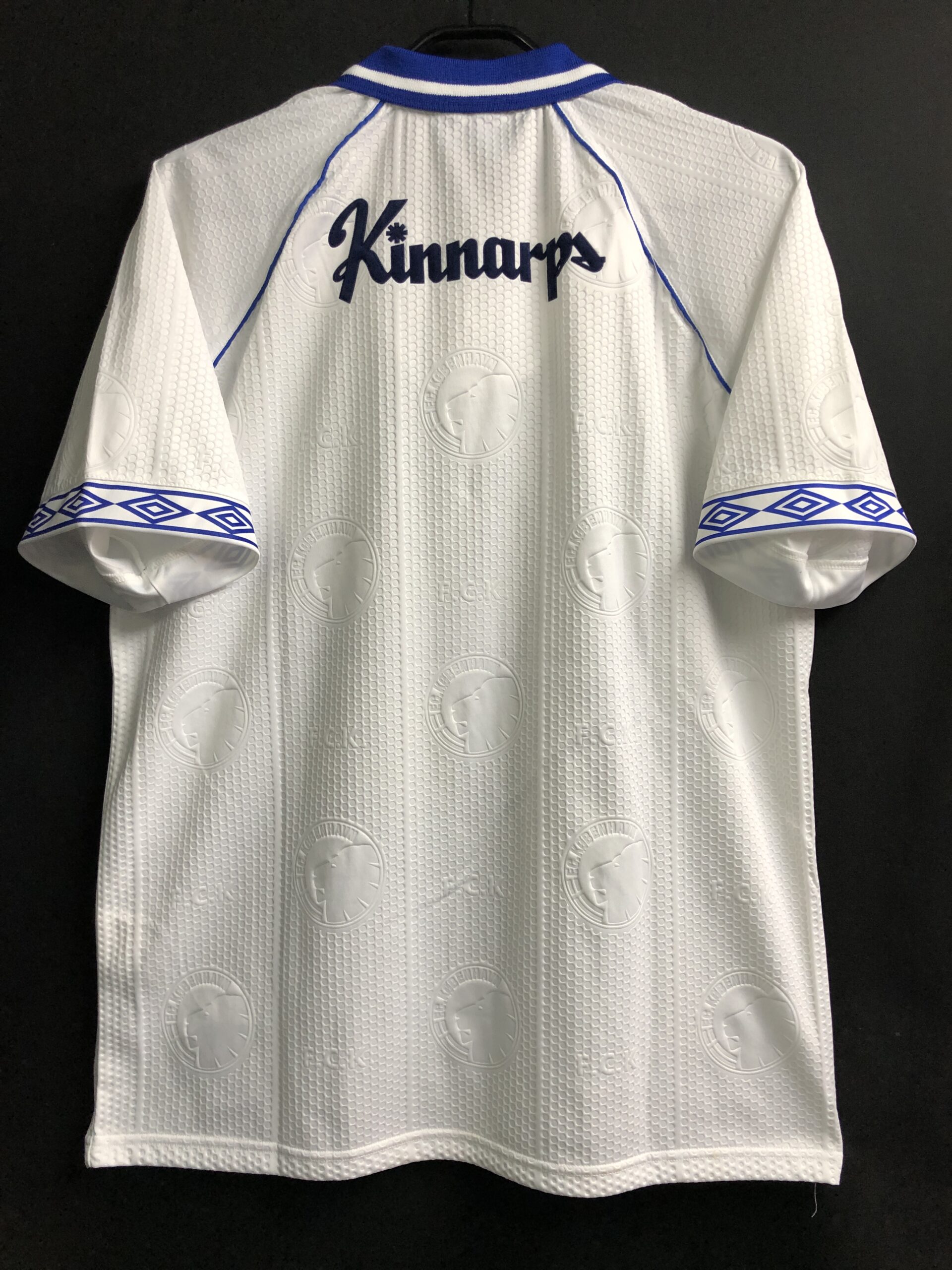 エンブレムが全体に散りばめられた魅力的なデザイン！ 1998/99 FC