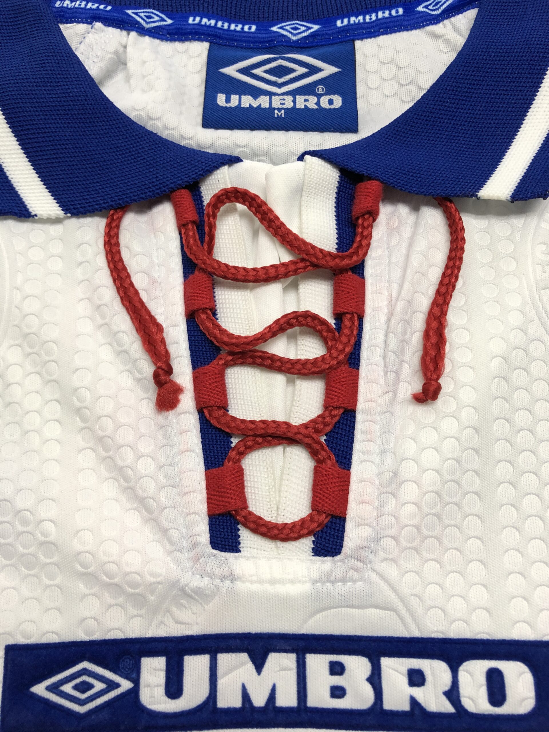 エンブレムが全体に散りばめられた魅力的なデザイン！ 1998/99 FC