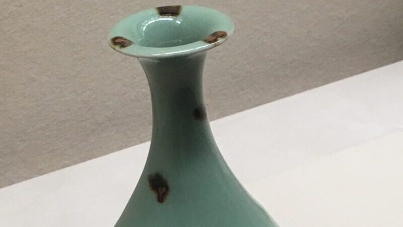 国宝-工芸｜飛青磁花生［大阪市立東洋陶磁美術館］ | WANDER 国宝