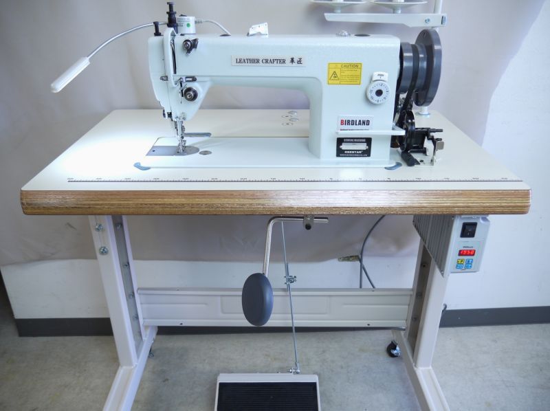 厚物ミシン（0番糸・00番糸にも対応）やオーバーロックができるミシン