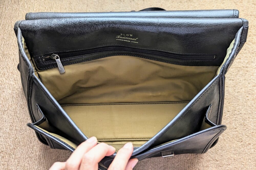 一生モノのバッグ】「SLOW」の『棒屋根 Flap Briefcase』について紹介