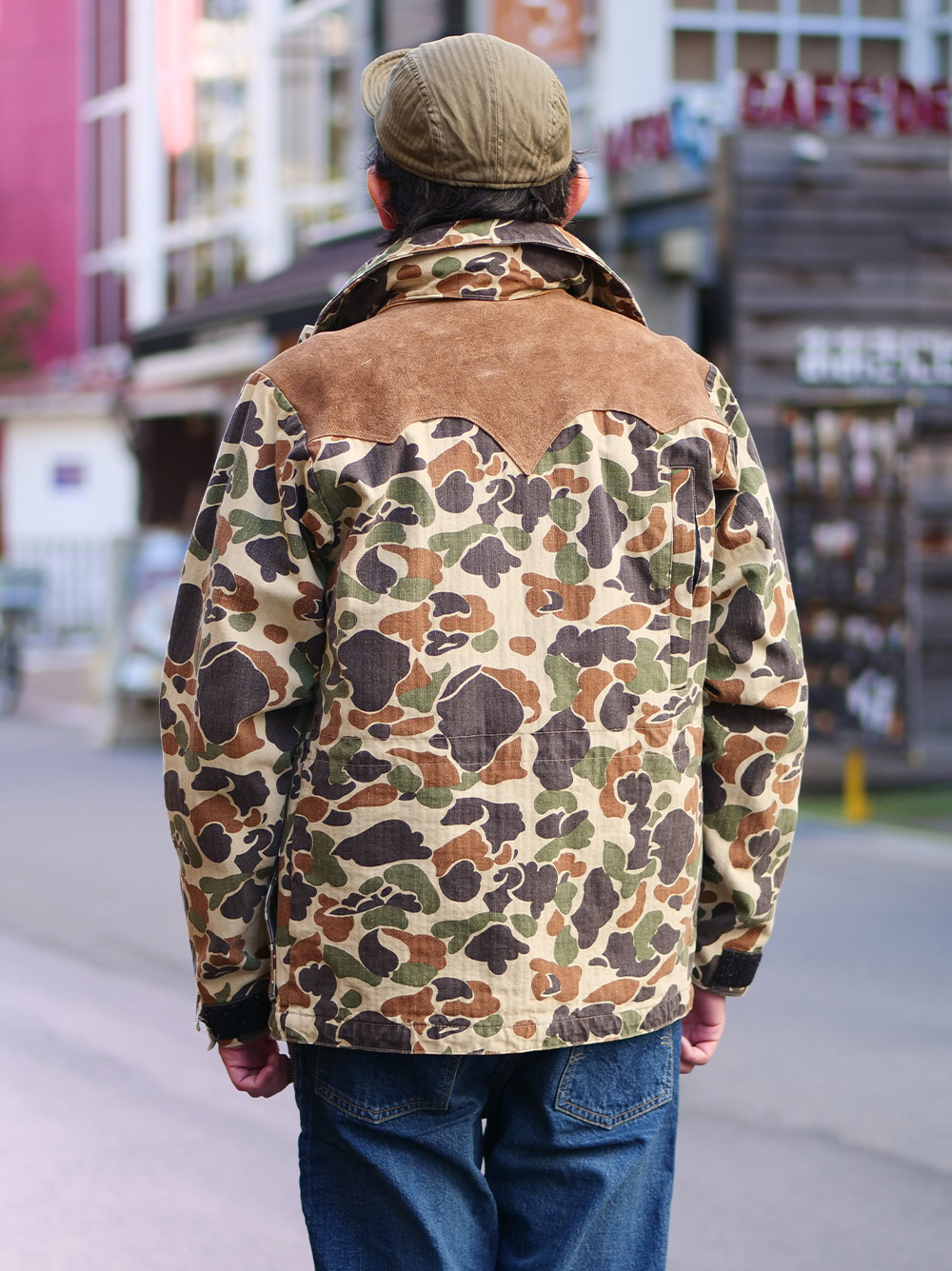 マウンテンパーカーの重ね着スタイル