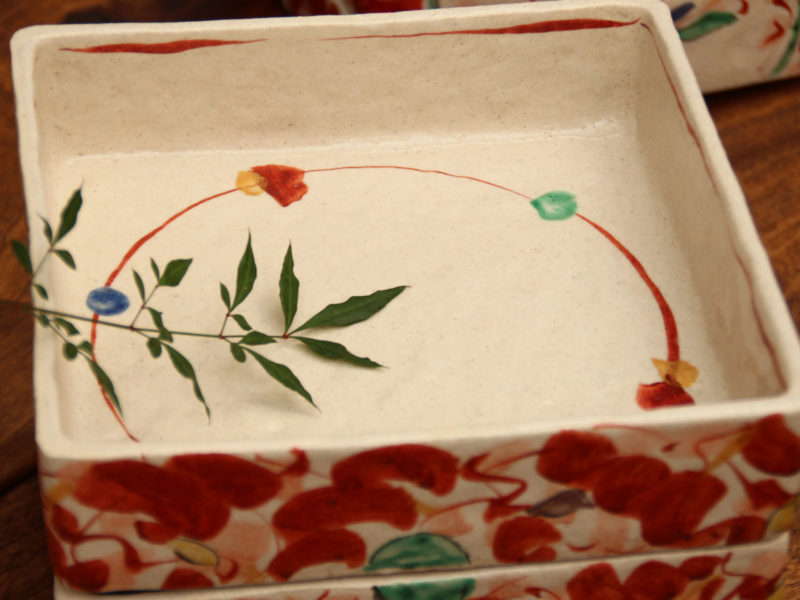 赤絵花舞重箱/陶器の重箱（3段） - 【おとなの和食器屋 さんすい通販