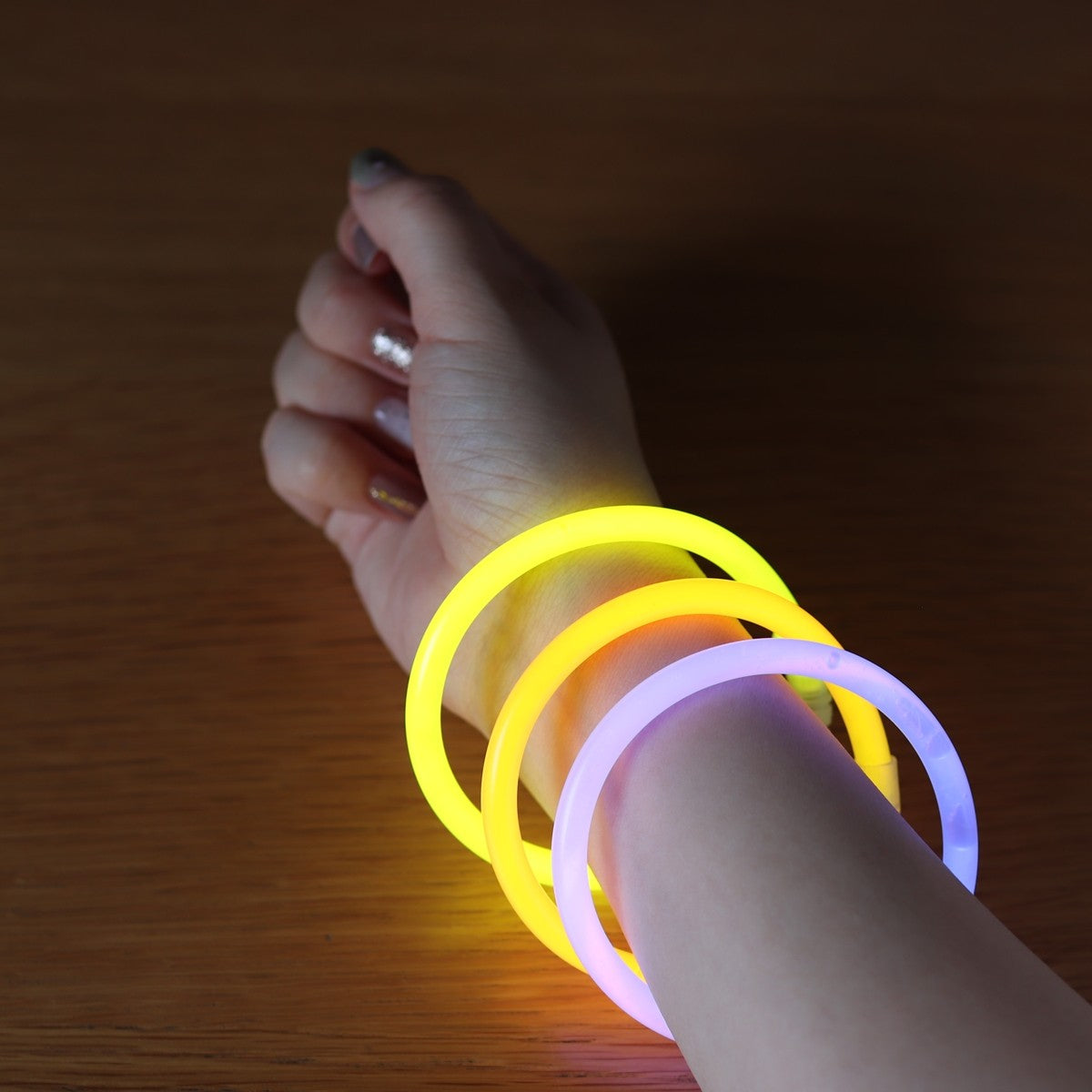 光るブレスレット3本入 （オレンジ・イエロー・パープル) 338546